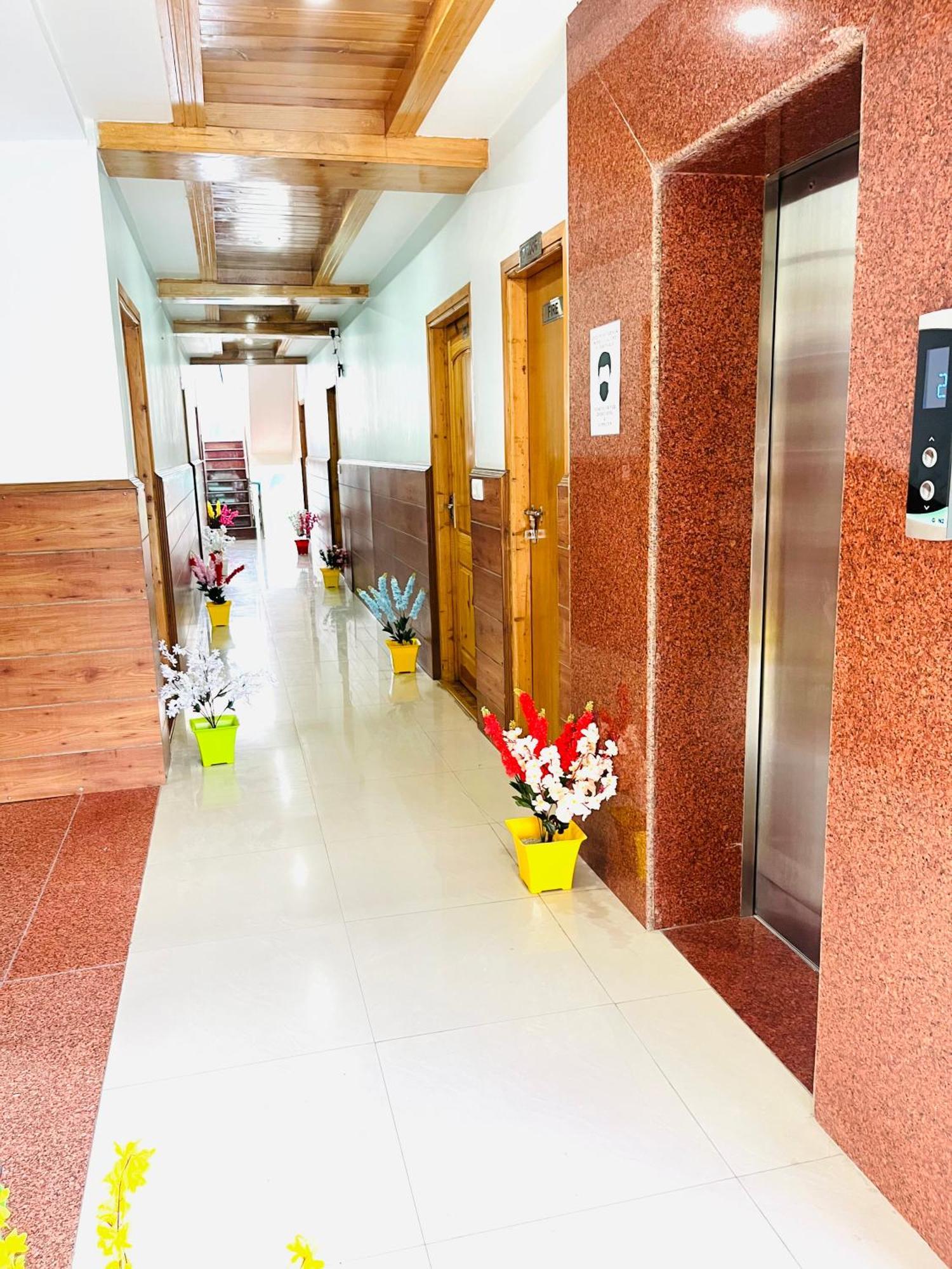 Vista Resort, Manali - ! Near Mall Road !! Hot & Cold Ac Rooms !! Best Selling !! Big Parking !! Luxury Collection !! Open Terrace !! Lift !! Playing Zone !! Property Of The Year ! 外观 照片