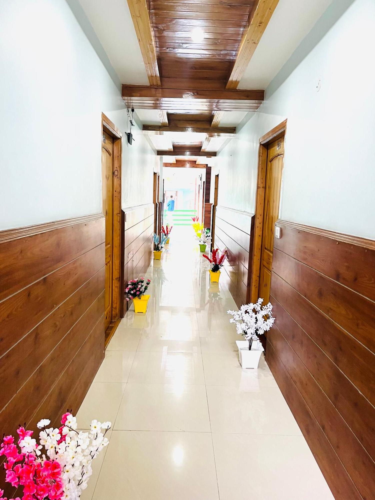 Vista Resort, Manali - ! Near Mall Road !! Hot & Cold Ac Rooms !! Best Selling !! Big Parking !! Luxury Collection !! Open Terrace !! Lift !! Playing Zone !! Property Of The Year ! 外观 照片